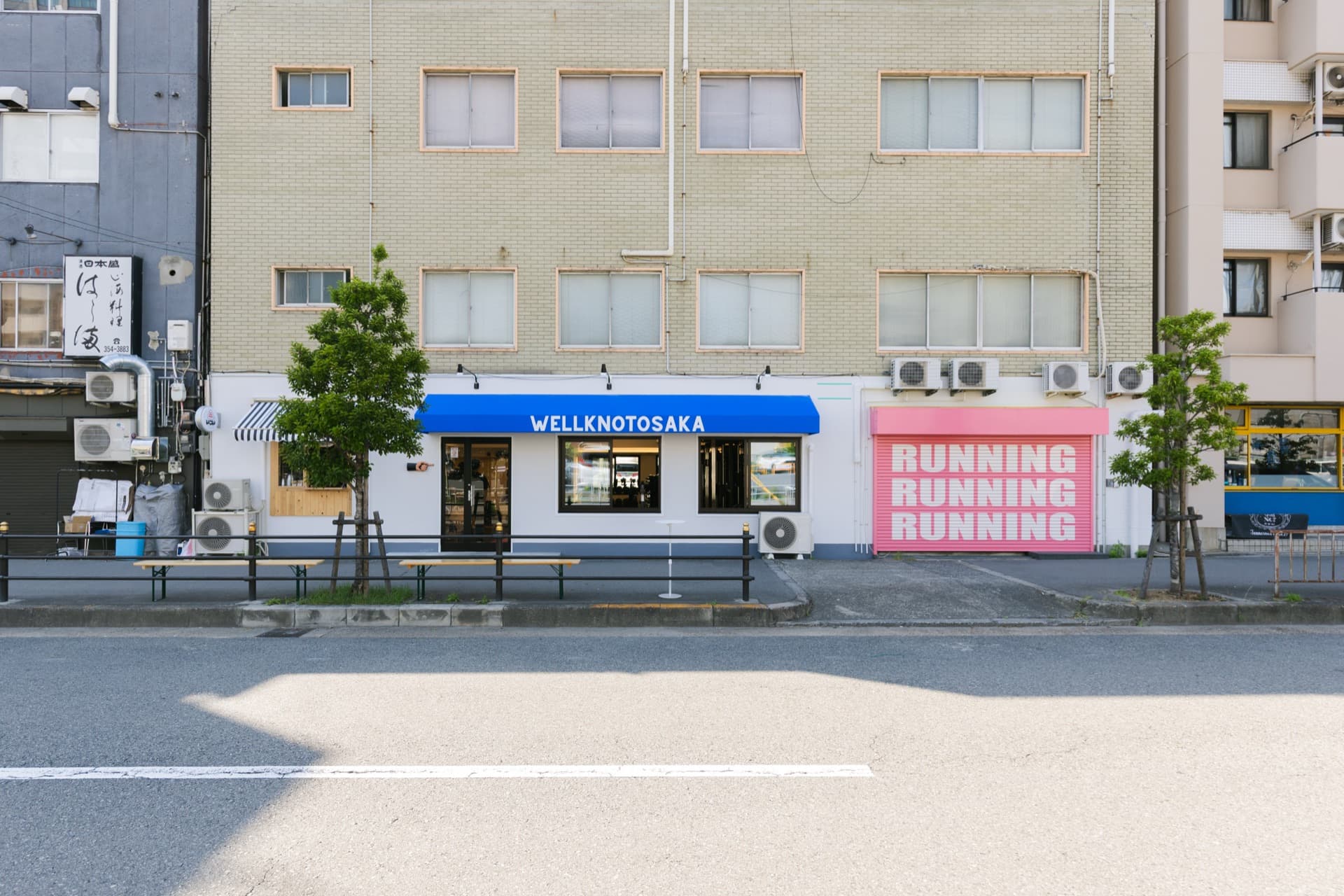 WELL KNOT OSAKA と いこいスタンドの外観