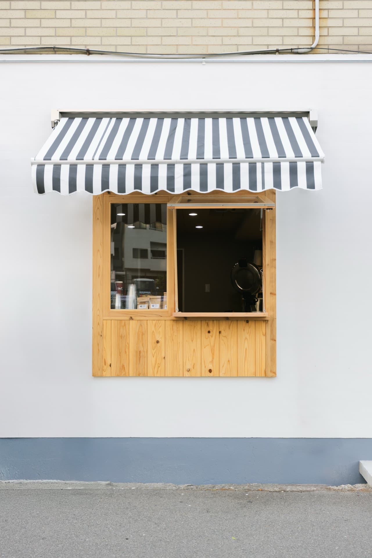 いこいスタンドの外観(ストライプ屋根の販売窓)
